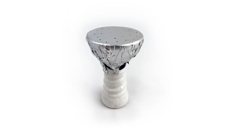 Agujeros en el papel de aluminio de la cachimba.