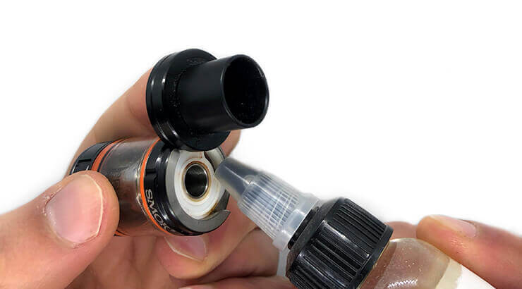 Rellenar el tanque de un vaper con líquido