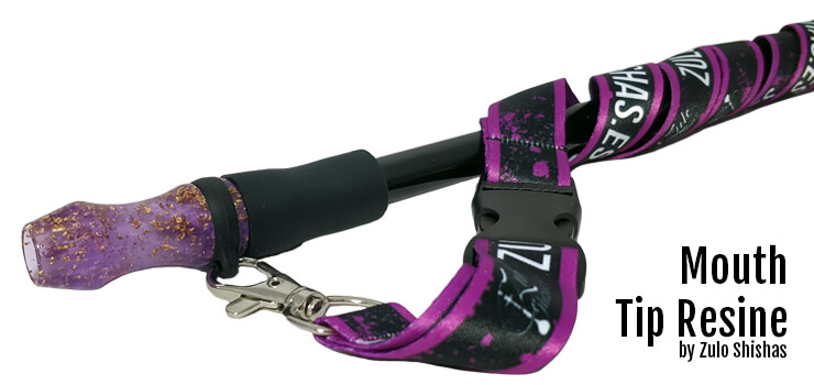 Boquilla color rosa con lanyard para el cuello.